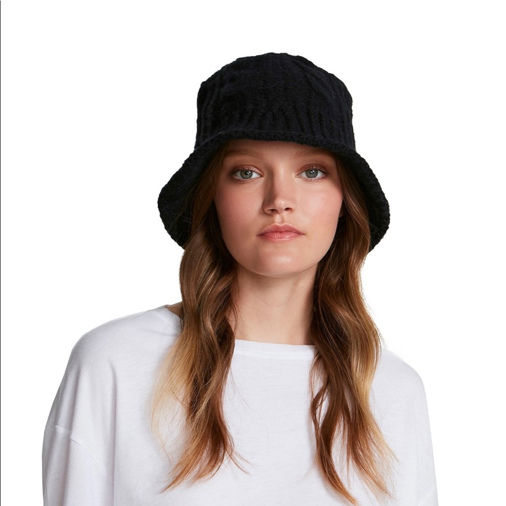 Steve Madden CABLE KNIT BUCKET HAT BLACK